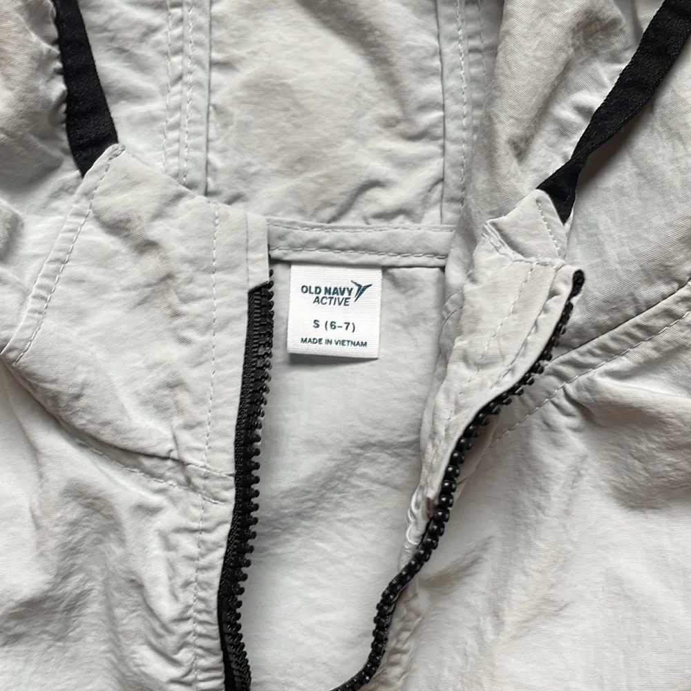 Old Navy Active water repellant unlined jacket size small 6-7 boys